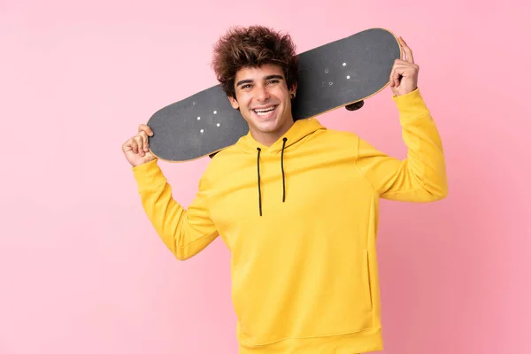 若いですCaucasian男上の隔離されたピンクの背景とともにスケート — ストック写真