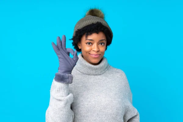 Afrikanisch Amerikanische Frau Mit Wintermütze Über Isoliertem Blauem Hintergrund Die — Stockfoto