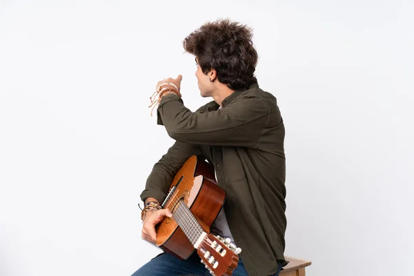 Joven Hombre Caucásico Con Guitarra Sobre Fondo Blanco Aislado Apuntando — Foto de Stock