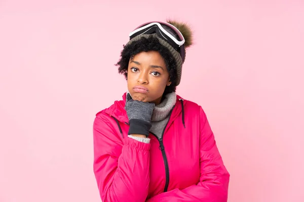 Afrikanische Amerikanische Skifahrerin Mit Snowboard Brille Über Isoliertem Rosa Hintergrund — Stockfoto