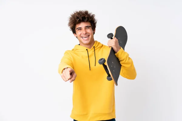 Guapo joven patinador hombre sobre aislado blanco pared — Foto de Stock