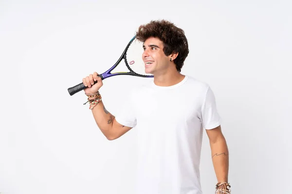 Молодий Білий Чоловік Над Ізольованим Білим Тлом Грає Теніс Дивиться — стокове фото