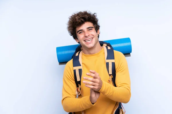 Young Mountaineer Man Big Backpack Isolated Blue Background Applauding — Stockfoto