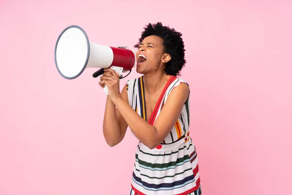 African American Woman Isolated Pink Background Shouting Megaphone — Stock Photo, Image