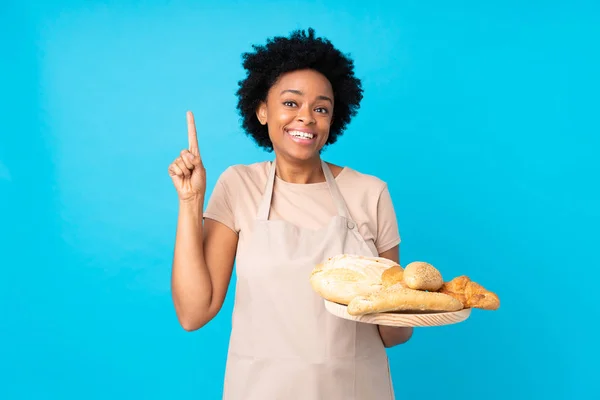 Африканська Американка Формі Шеф Кухаря Жіночий Пекар Тримає Стіл Декількома — стокове фото