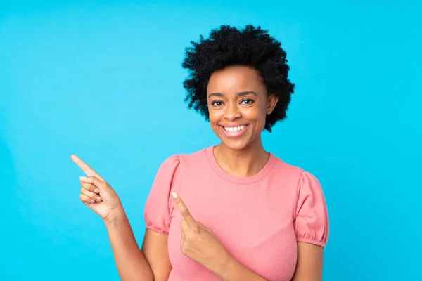 Femme Afro Américaine Sur Fond Bleu Isolé Pointant Doigt Sur — Photo