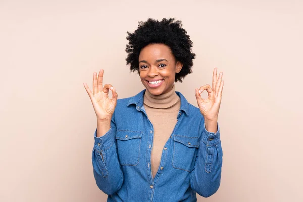 Afrykańska Amerykanka Odizolowanym Tle Pokazuje Znak Palcami — Zdjęcie stockowe
