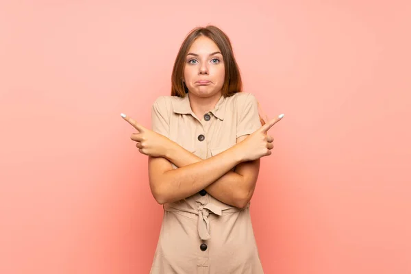 Chica Rubia Lituana Sobre Fondo Rosa Aislado Apuntando Los Laterales —  Fotos de Stock