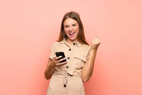 Chica Rubia Lituana Sobre Fondo Rosa Aislado Con Teléfono Posición —  Fotos de Stock