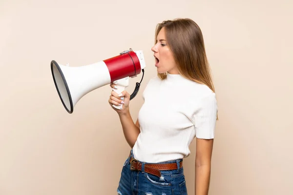 Jong Blond Vrouw Geïsoleerde Achtergrond Schreeuwen Door Een Megafoon — Stockfoto