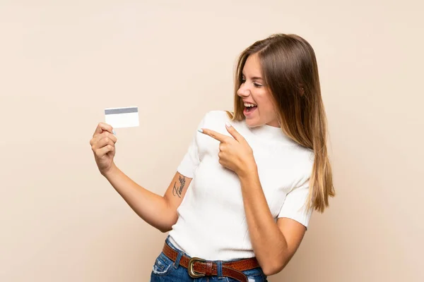 Joven Rubia Sobre Fondo Aislado Sosteniendo Una Tarjeta Crédito — Foto de Stock