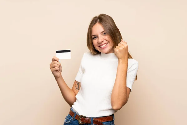 Jovem Loira Sobre Fundo Isolado Segurando Cartão Crédito — Fotografia de Stock