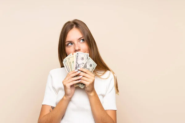 Joven Rubia Sobre Aislado Fondo Tomando Montón Dinero — Foto de Stock