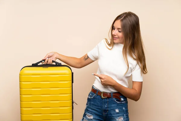 Tineri Blonda Femeie Peste Izolat Fundal Holding Vintage Servietă — Fotografie, imagine de stoc