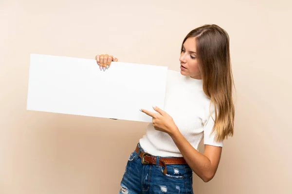 Junge Blonde Frau Über Isoliertem Hintergrund Die Ein Leeres Weißes — Stockfoto