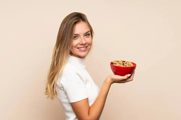 Jovem Loira Sobre Fundo Isolado Segurando Uma Tigela Cereais — Fotografia de Stock