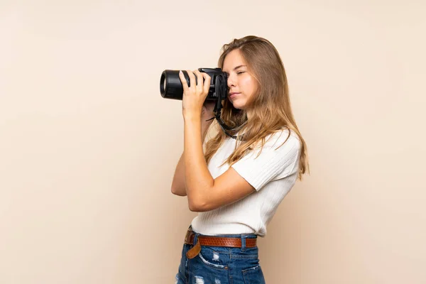 Jong Blond Vrouw Geïsoleerde Achtergrond Met Een Professionele Camera — Stockfoto