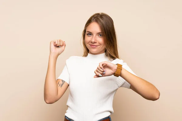 Jeune Femme Blonde Sur Fond Isolé Avec Montre Bracelet Expression — Photo