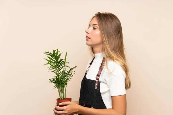 Giovane Donna Bionda Sfondo Isolato Prendendo Vaso Fiori — Foto Stock