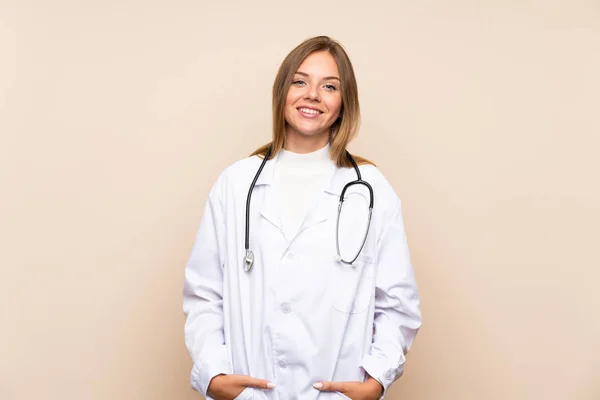 Jovem Mulher Loira Sobre Fundo Isolado Com Vestido Médico — Fotografia de Stock