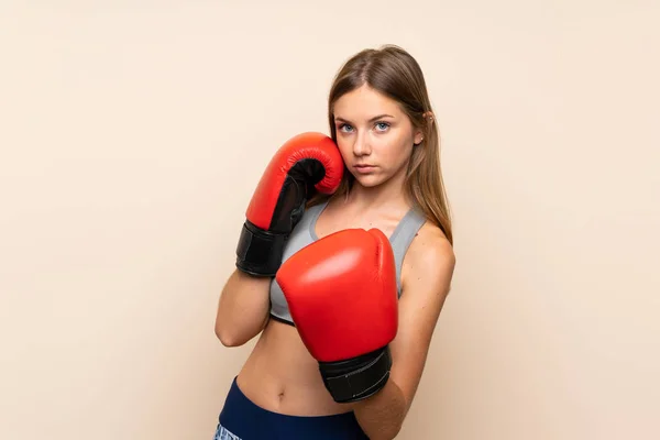Menina loira jovem com luvas de boxe sobre fundo isolado — Fotografia de Stock