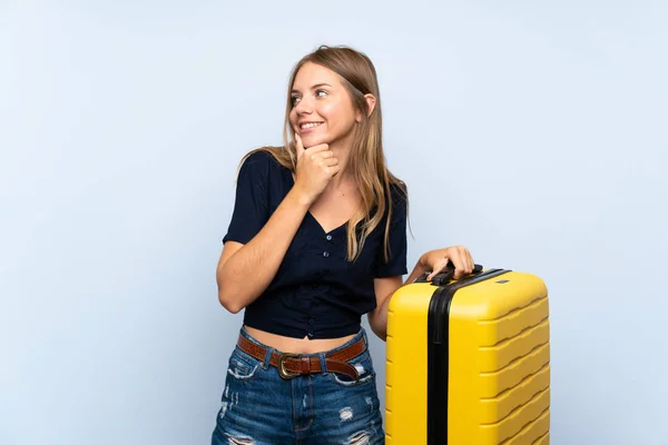 Viajante Mulher Loira Com Mala Pensando Uma Ideia Olhando Lado — Fotografia de Stock