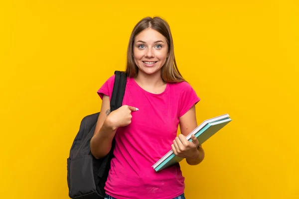 Jovem Estudante Sobre Fundo Amarelo Isolado Com Expressão Facial Surpresa — Fotografia de Stock
