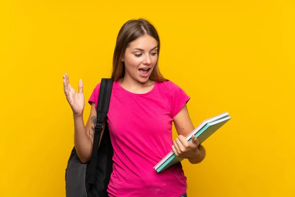 Jovem Estudante Menina Sobre Isolado Fundo Amarelo Celebrando Uma Vitória — Fotografia de Stock