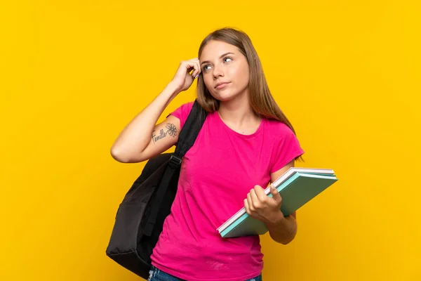Zole Edilmiş Sarı Arka Planı Olan Genç Bir Kız Öğrencinin — Stok fotoğraf
