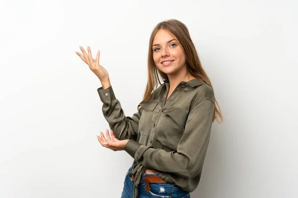 Lituano Menina Loira Sobre Isolado Fundo Branco Estendendo Mãos Para — Fotografia de Stock