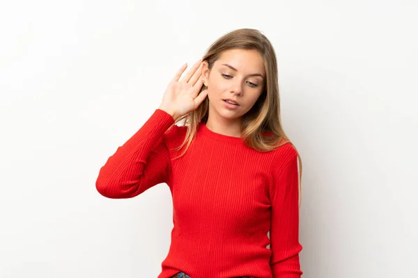 Giovane Donna Bionda Con Maglione Rosso Sfondo Bianco Isolato Ascoltando — Foto Stock