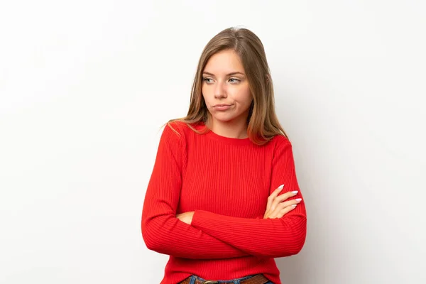 Ung Blond Kvinna Med Röd Tröja Över Isolerad Vit Bakgrund — Stockfoto