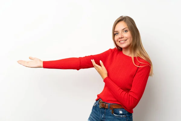 Jeune Femme Blonde Avec Pull Rouge Sur Fond Blanc Isolé — Photo