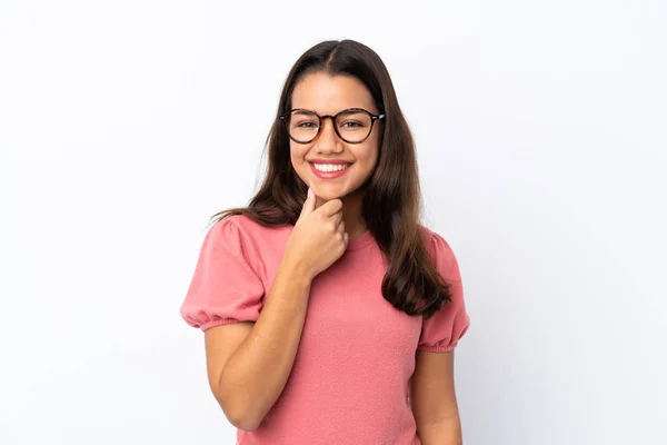 Menina Colombiana Sobre Fundo Branco Isolado Com Óculos Sorrindo — Fotografia de Stock