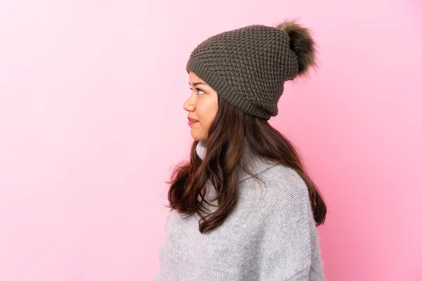 Young Colombian Girl Winter Hat Isolated Pink Wall Looking Side — Stock Photo, Image