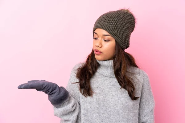 Junge Kolumbianische Mädchen Mit Wintermütze Über Isolierten Rosa Wand Hält — Stockfoto