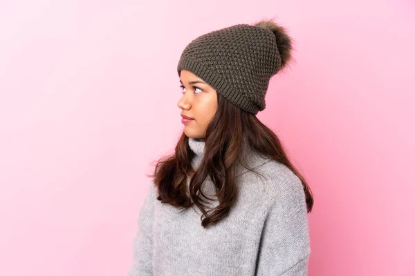 Joven Colombiana Con Sombrero Invierno Sobre Pared Rosa Aislada Mirando —  Fotos de Stock