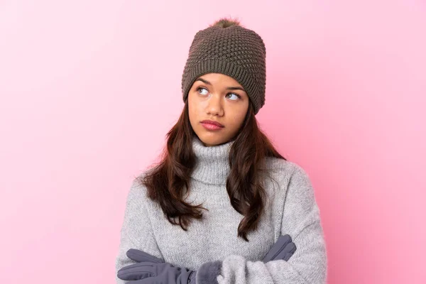 Jovem Colombiana Com Chapéu Inverno Sobre Parede Rosa Isolada Pensando — Fotografia de Stock