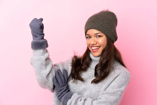 Menina Colombiana Jovem Com Chapéu Inverno Sobre Parede Rosa Isolada — Fotografia de Stock