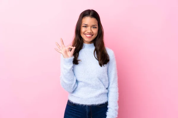 Молода Колумбійська Дівчина Над Ізольованим Рожевим Фоном Показує Плакат Пальцями — стокове фото