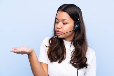 Kolombiyalı genç bir pazarlamacı. Mavi arka planda. Kopyalama uzayı hayali olarak tutuyor.