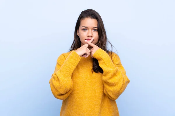 Joven Colombiana Con Suéter Sobre Fondo Azul Aislado Mostrando Gesto — Foto de Stock