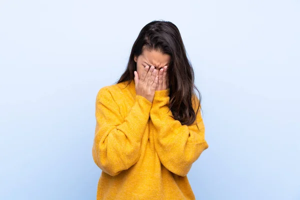 Młoda Kolumbijka Swetrze Odizolowanym Niebieskim Tle Zmęczonym Chorym Wyrazem Twarzy — Zdjęcie stockowe