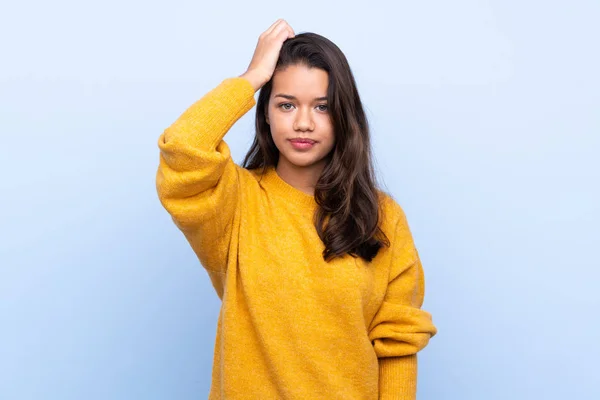 Jovem Colombiana Com Suéter Sobre Fundo Azul Isolado Com Uma — Fotografia de Stock