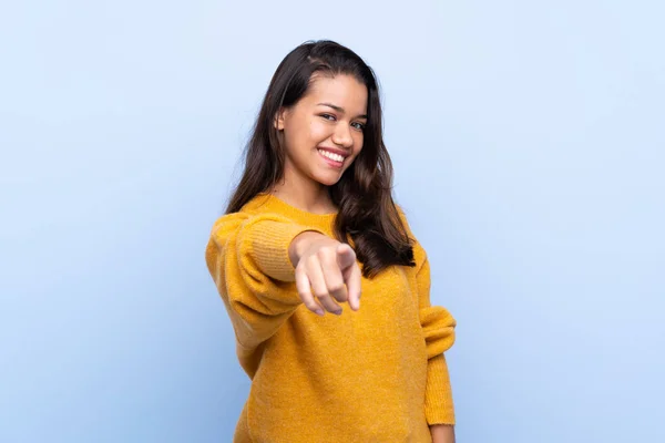 Jong Colombiaans Meisje Met Trui Geïsoleerde Blauwe Achtergrond Wijst Vinger — Stockfoto