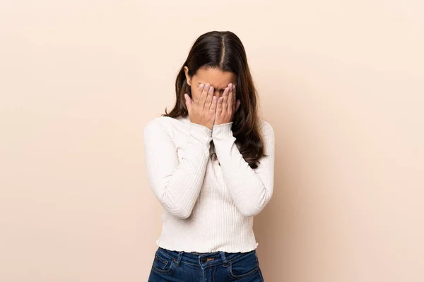 Giovane Ragazza Colombiana Sfondo Isolato Con Espressione Stanca Malata — Foto Stock