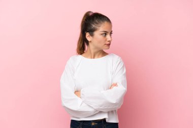 Genç esmer kız izole edilmiş pembe arka plan portresi üzerinde