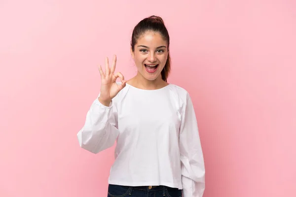 Joven Morena Chica Sobre Aislado Rosa Fondo Sorprendido Mostrando Signo — Foto de Stock