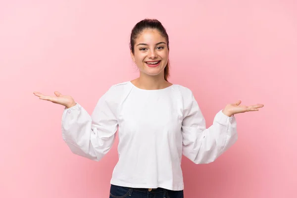 Chica Morena Joven Sobre Fondo Rosa Aislado Con Expresión Facial — Foto de Stock