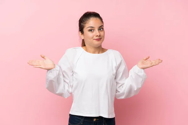 Jovem Morena Sobre Fundo Rosa Isolado Fazendo Gestos Dúvidas — Fotografia de Stock